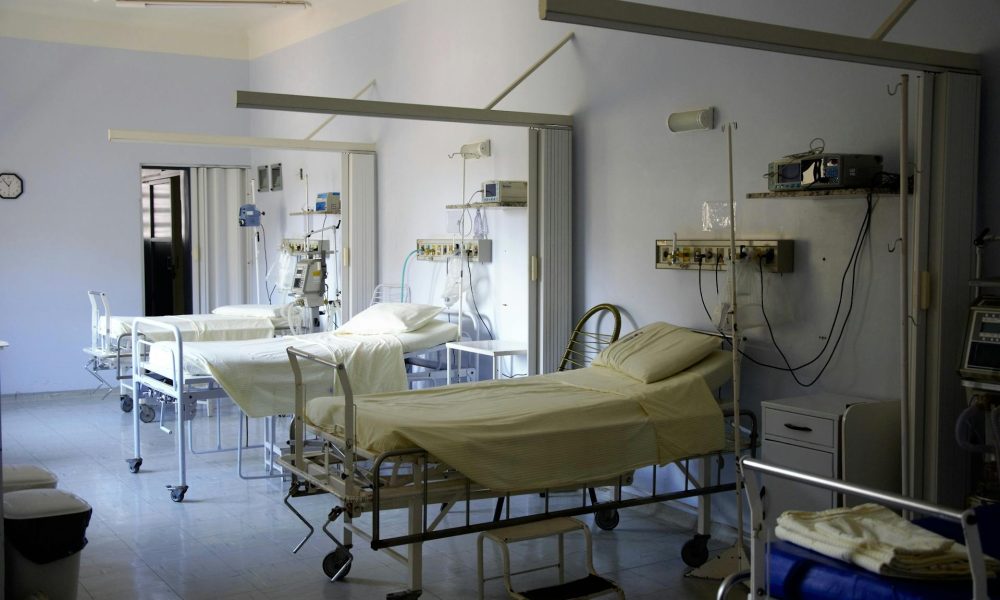 "White Hospital Beds"; Src: www.pexels.com/photo/white-hospital-beds-236380/; Lic: CC0.